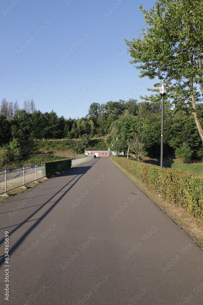 Blick auf die Staumauer des Biggesees bei Attendorn im Sauerland Blick auf die Staumauer des Biggesees bei Attendorn im Sauerland