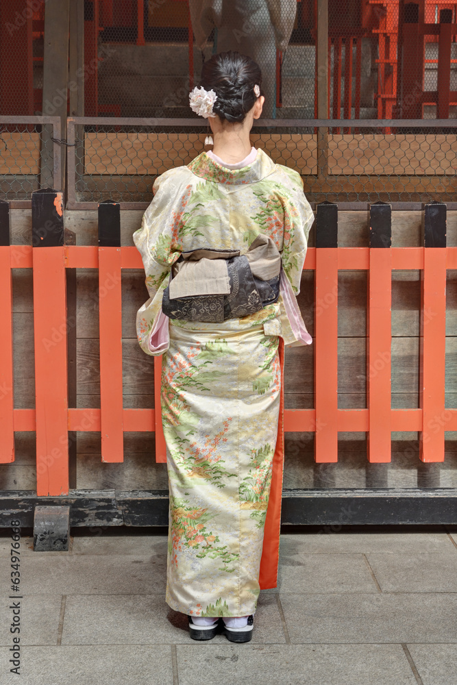 奥社奉拝所にお参りする和服美女 奥社奉拝所にお参りする和服美女