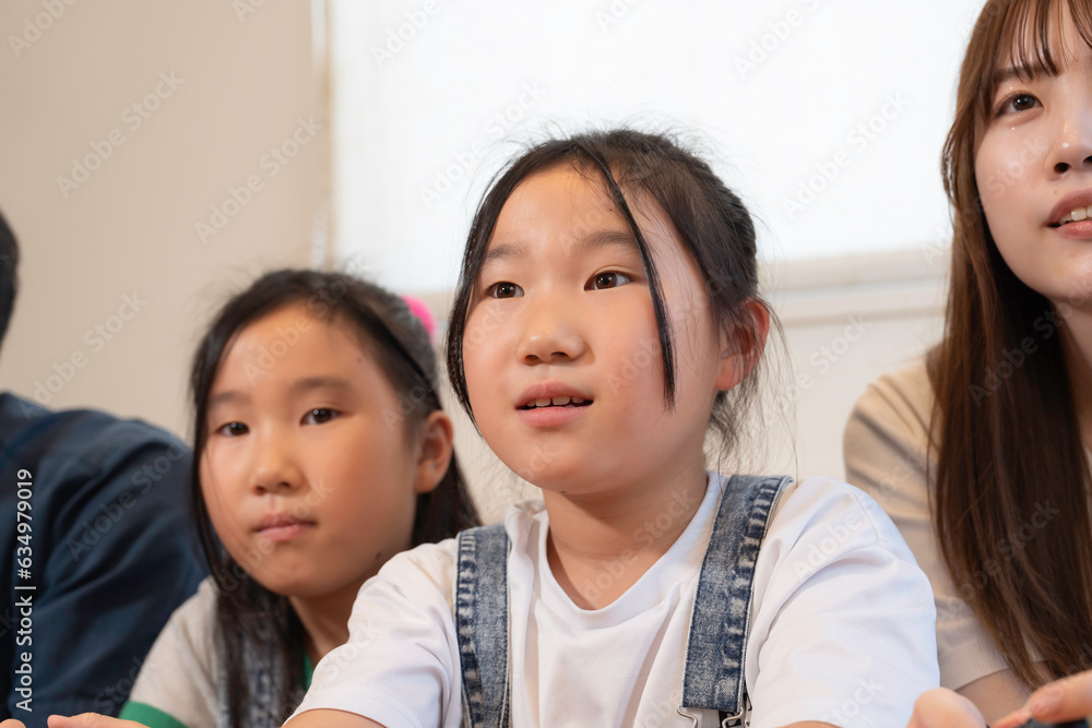 ゲームを楽しむ双子のいる若い家族、仲良しファミリーイメージ ゲームを楽しむ双子のいる若い家族、仲良しファミリーイメージ