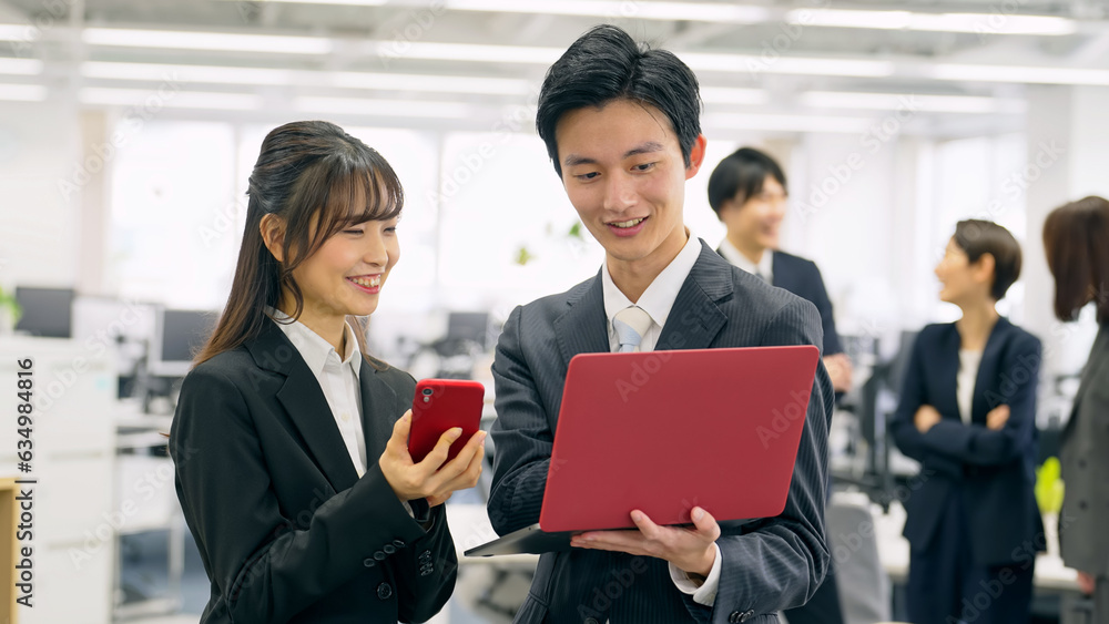 オフィスで会話するビジネスパーソンのグループ オフィスで会話するビジネスパーソンのグループ