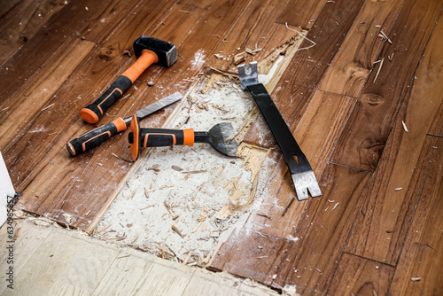 Bild auf Leinwand rénovation d'une maison ; enlever un parquet collé avec des outils pour refaire