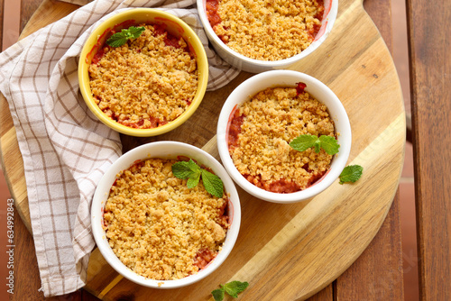Peach and strawberry crumble