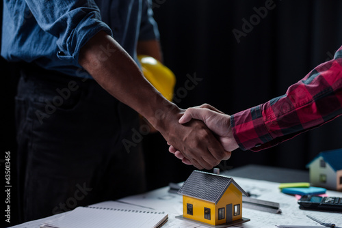 Papier peint Male engineer and architect shaking hands agree to work together to achieve success together