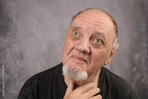 portrait vieil homme émerveillé sur fond grisatre