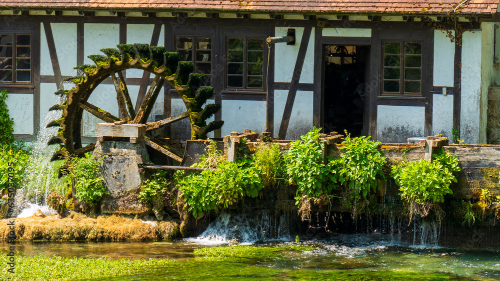 Blautopf in Blaubeuren (Schwäbische Alb) in Baden-Württemberg - Karstquelle in Deutschland Blautopf in Blaubeuren (Schwäbische Alb) in Baden-Württemberg - Karstquelle in Deutschland