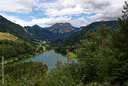 Vue sur le lac de Vallon qui se trouve en Haute-Savoie, sur la commune de Bellevaux, dans le massif du Chablais. Le lac est un géosite du Géoparc du Chablais et est reconnu comme faisant partie du pat photo