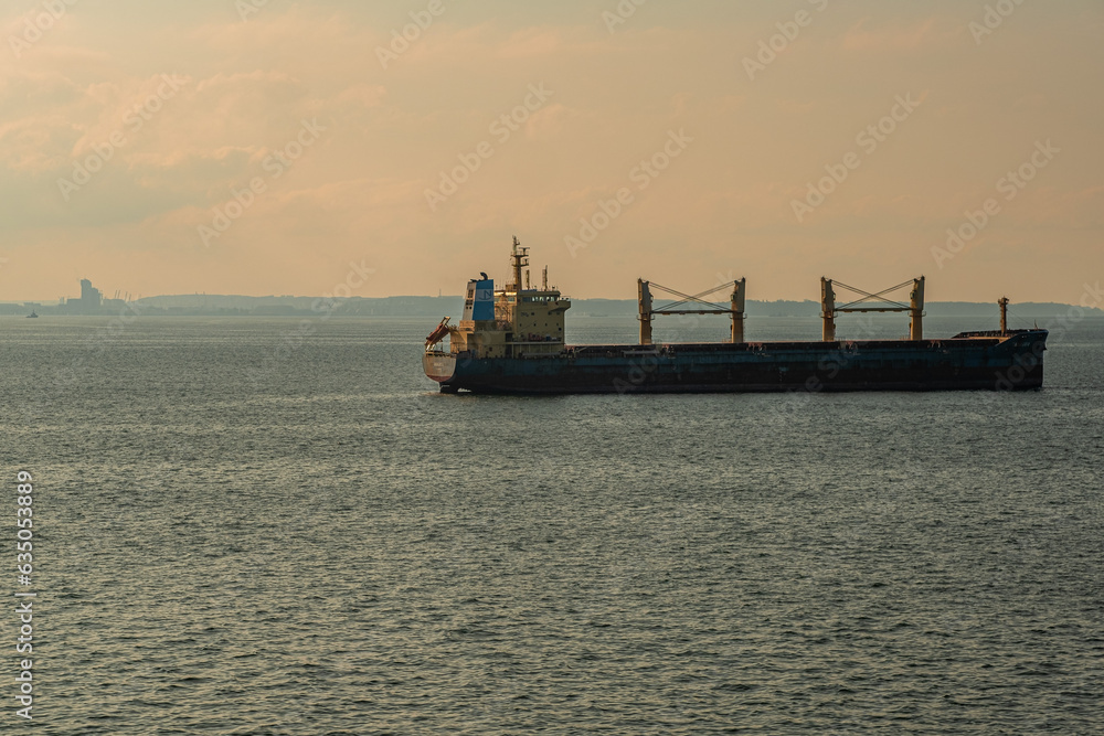 Obraz premium cargo ship at sea