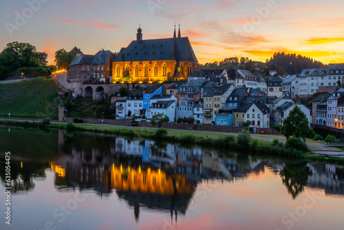 Eglise de Saarburg en Allemagne sur les rives de la Sarre en Nocturne