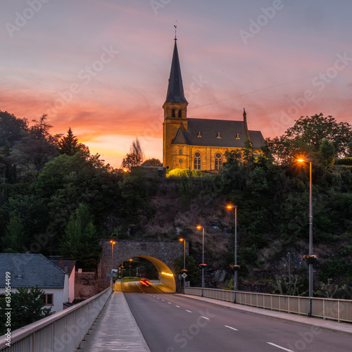 Eglise de Saarburg en Allemagne sur les rives de la Sarre en Nocturne