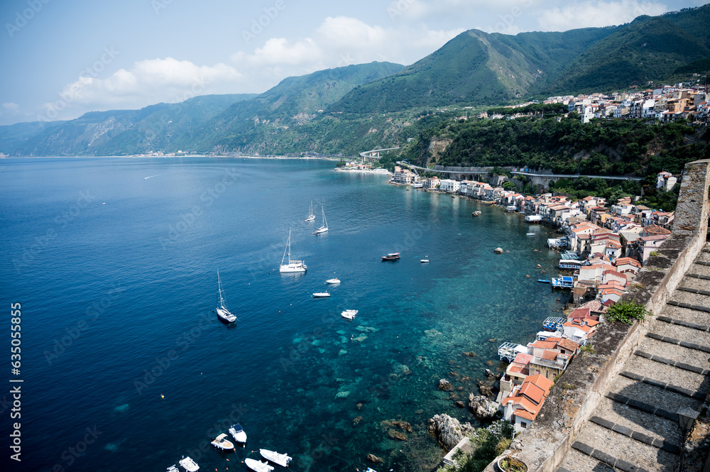 vista del meraviglioso e caraibico mare di Scilla e Chianalea in Calabria