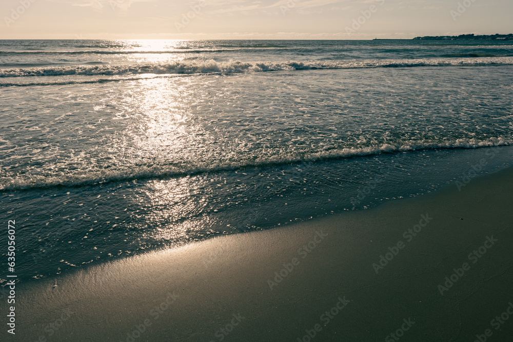 穏やかな夕暮れの砂浜