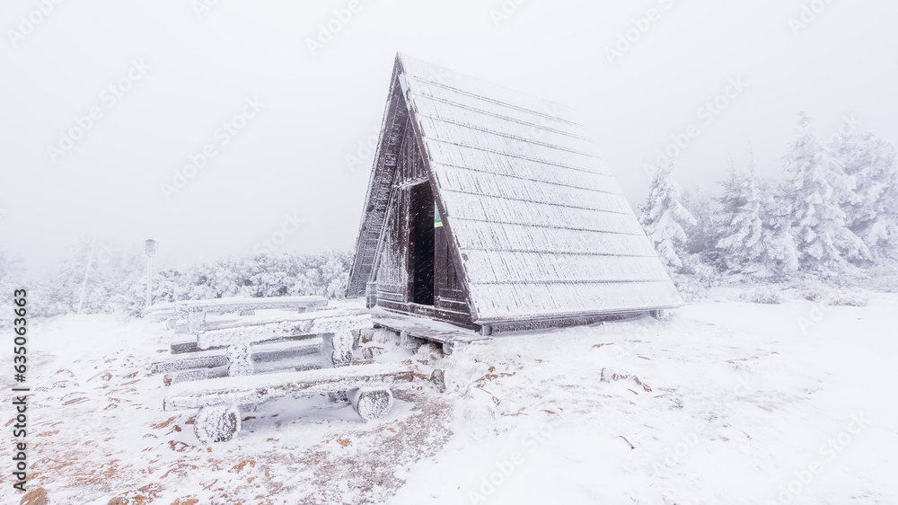 Φωτογραφία A frozen shelter in fog at the Cerne Sedlo in Krkonose national park in cold winter day