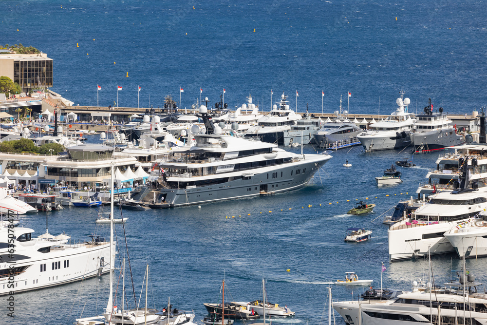 Mittelmeer-Träume: Yacht im sonnigen Hafen von Monaco