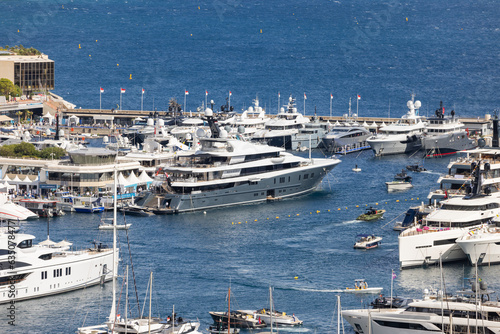 Mittelmeer-Träume: Yacht im sonnigen Hafen von Monaco © light blue ocean