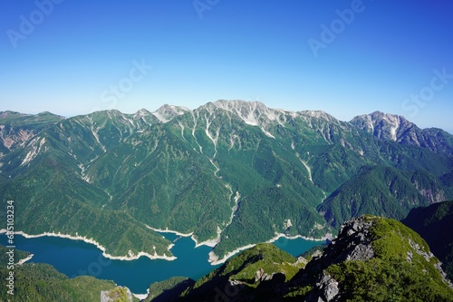 針ノ木岳から望む黒部湖と立山連峰
