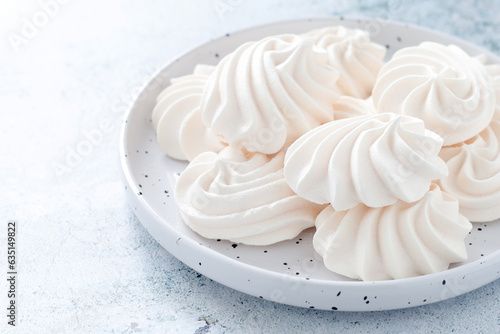 Fotografija White sweet traditional merenques on the plate