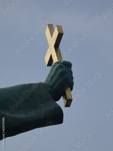 Obraz na płótnie Main qui tient une croix