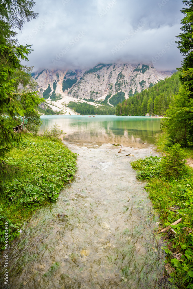 Φωτογραφία Braies lake surrounded by pine forests and the rocky ranges of the Dolomites in cloudy day, Italy