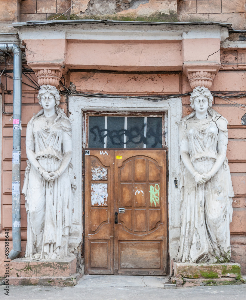 Obraz premium Windows and doors as part of the exterior of the streets of old Odessa.