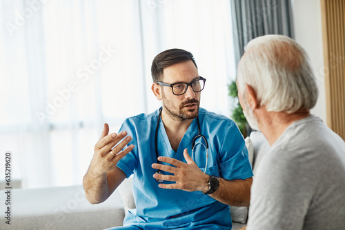 Obraz na płótnie nurse doctor senior care caregiver help assistence retirement home nursing elder