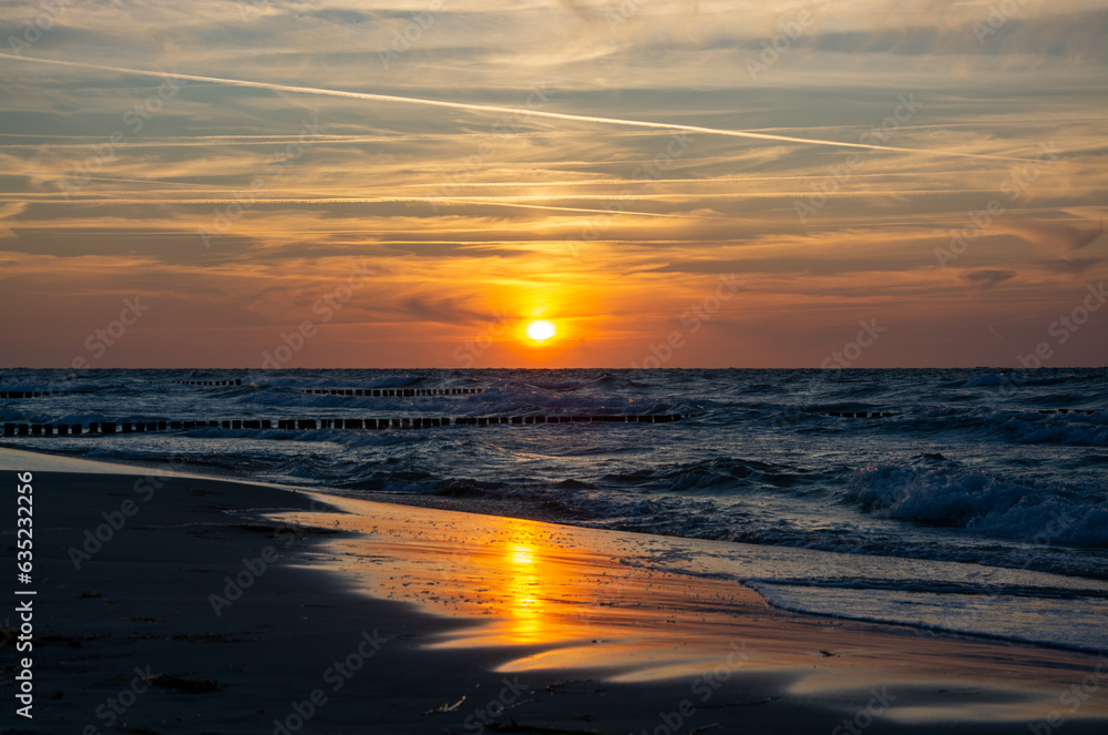 Naklejka premium Sonnenuntergang am Strand von Zingst, Darss, Deutschland
