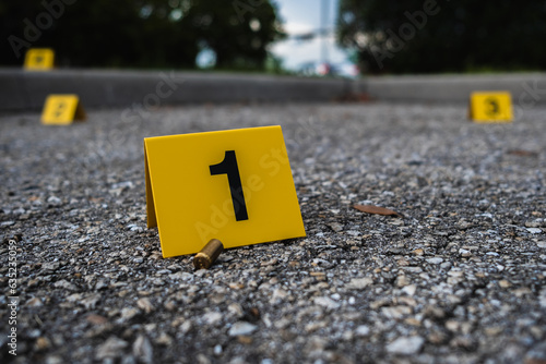 Fotografia A group of yellow crime scene evidence markers on the street after a gun shootin