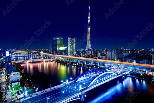 東京、浅草から眺める東京スカイツリーの夜景