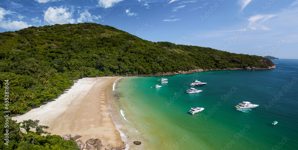 Imagem panorâmica da Praia de Lopes Mendes localizada na Ilha Grande, no município de Angra dos Reis, estado do Rio de Janeiro, Brasil