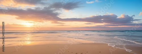 青空とオレンジ色の夕焼けがグラデーションするビーチの美しい風景