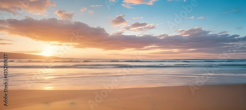 青空とオレンジ色の夕焼けがグラデーションするビーチの美しい風景 © sky studio