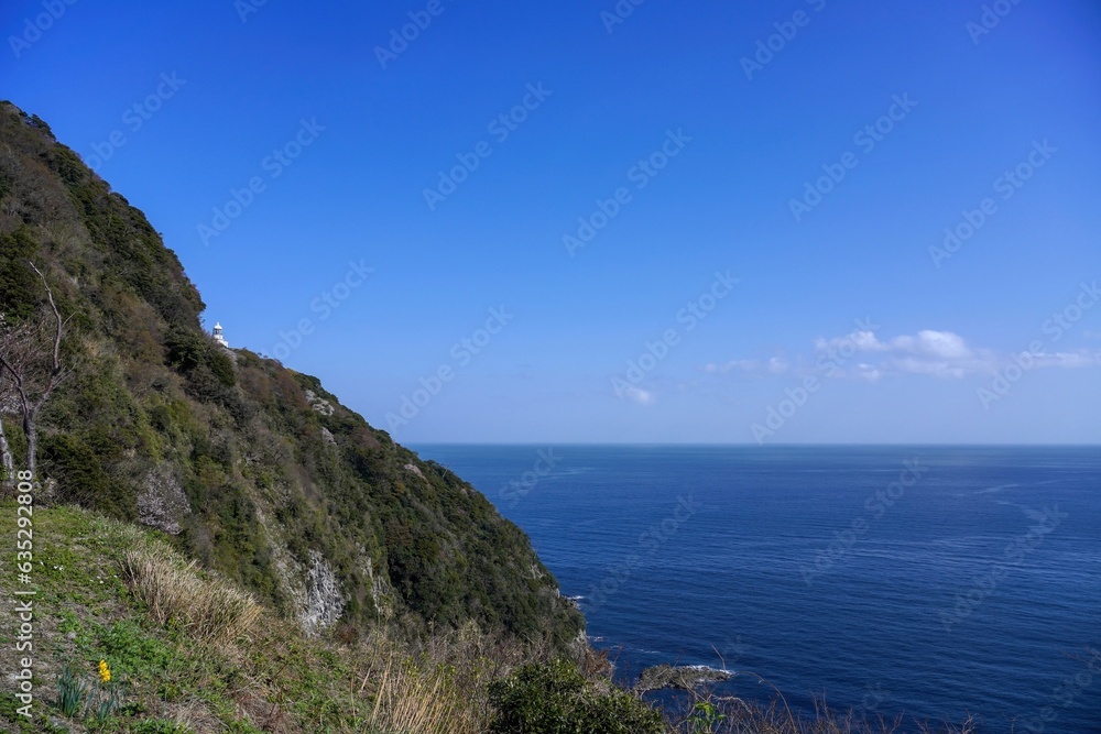 経ヶ岬展望台から見た断崖絶壁と紺碧の日本海のコラボ情景@京都 経ヶ岬展望台から見た断崖絶壁と紺碧の日本海のコラボ情景@京都