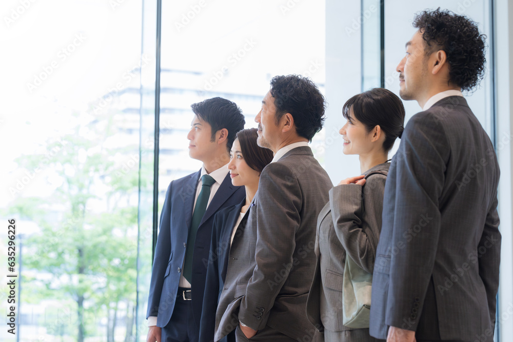 Business people standing side by side, looking up to the future and hope. Business people standing side by side, looking up to the future and hope.