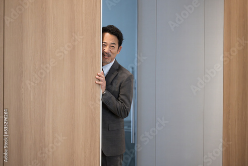 Photos 社長は見た　部下の動向が気になる社長