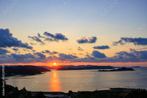 Wallpaper Mural 美しい座間味島の朝焼け
沖縄県島尻郡慶良間諸島座間味島神の浜展望台
 Torontodigital.ca
