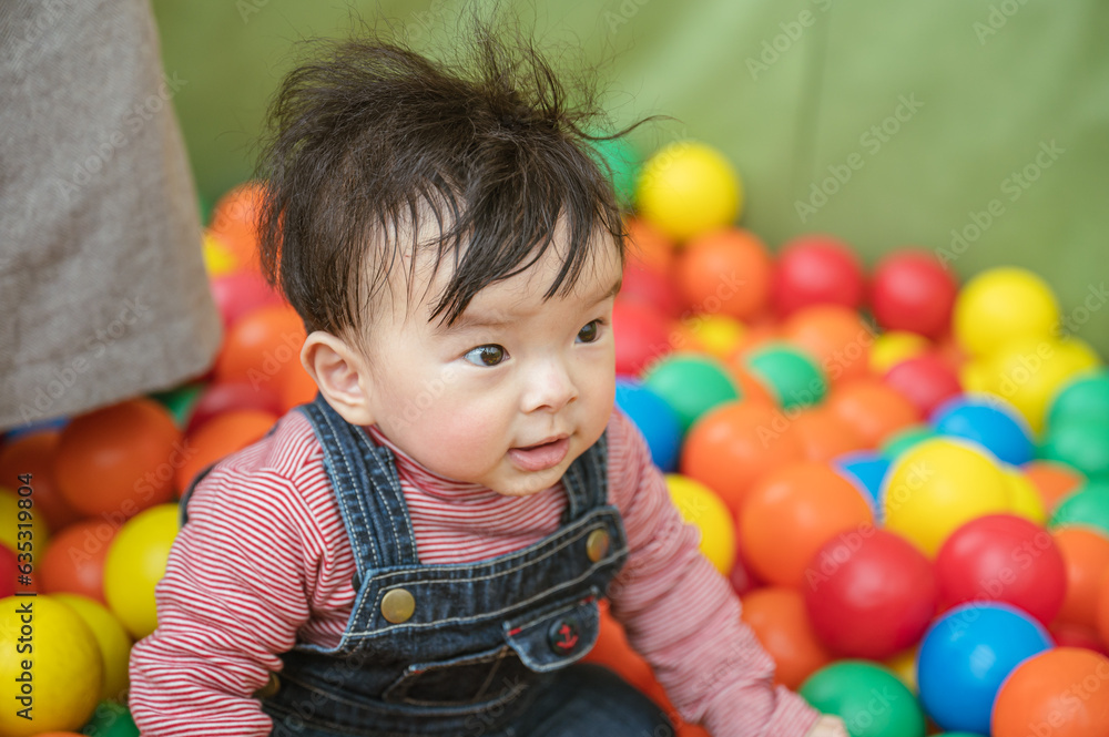 Fototapeta premium ボールプールで遊ぶ子供