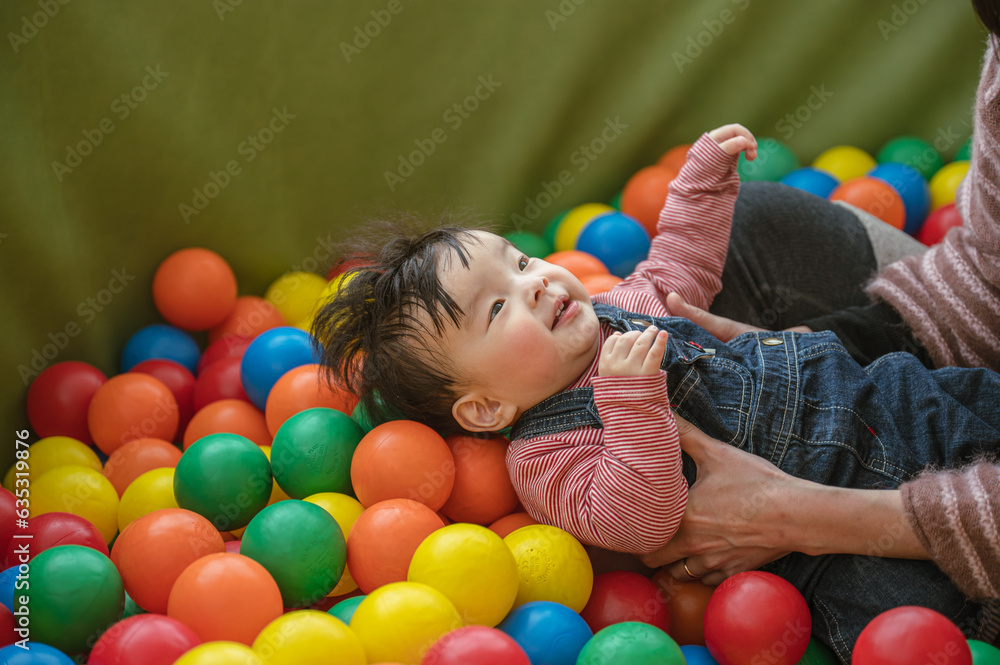 Obraz premium ボールプールで遊ぶ子供