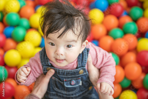 ボールプールで遊ぶ子供