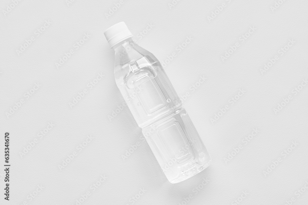 Monochromatic color plastic water bottle.
Monochromatic color plastic water bottle.