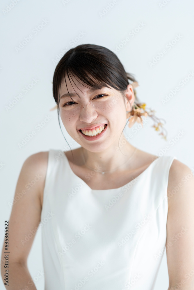 ウェディングドレスを着てヘアメイクをした花嫁