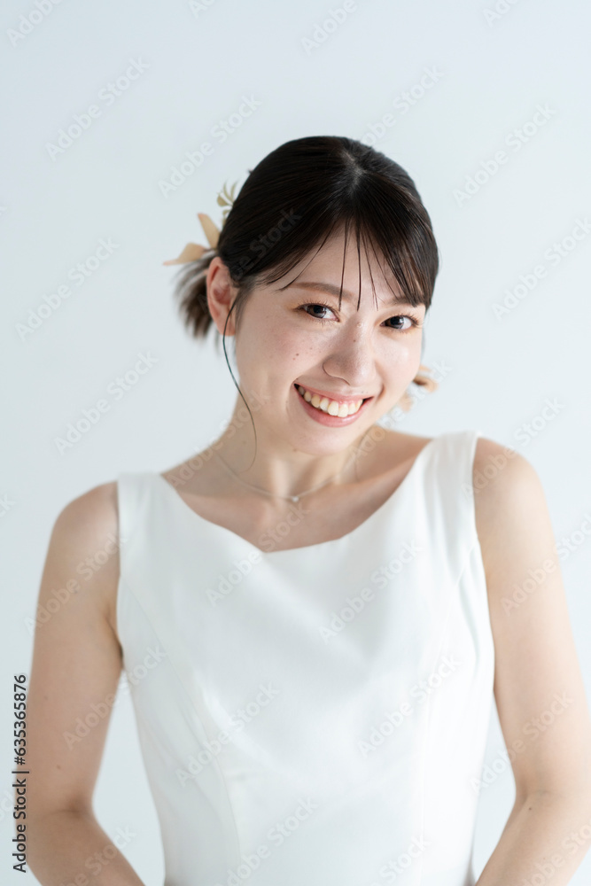 ウェディングドレスを着てヘアメイクをした花嫁