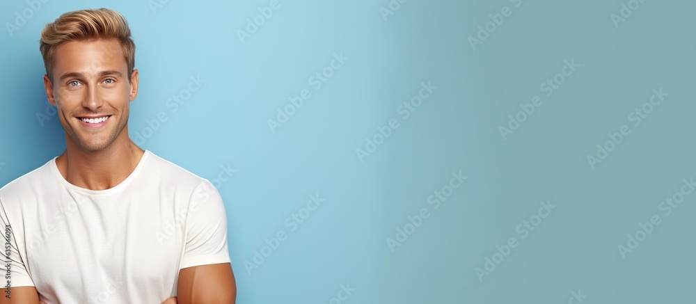 Obraz premium Confident and successful young man with blond hair happily displaying an idea on copy space