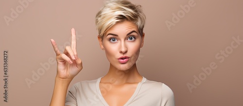 Foto Caucasian woman with short hair selects one copy space pointing with finger
