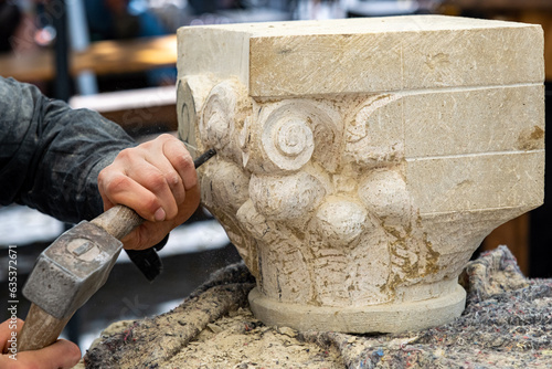 Obraz na plátne a woman's hands carve in stone