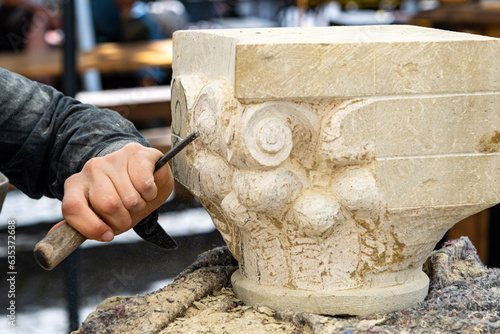 Vászonkép a woman's hands carve in stone