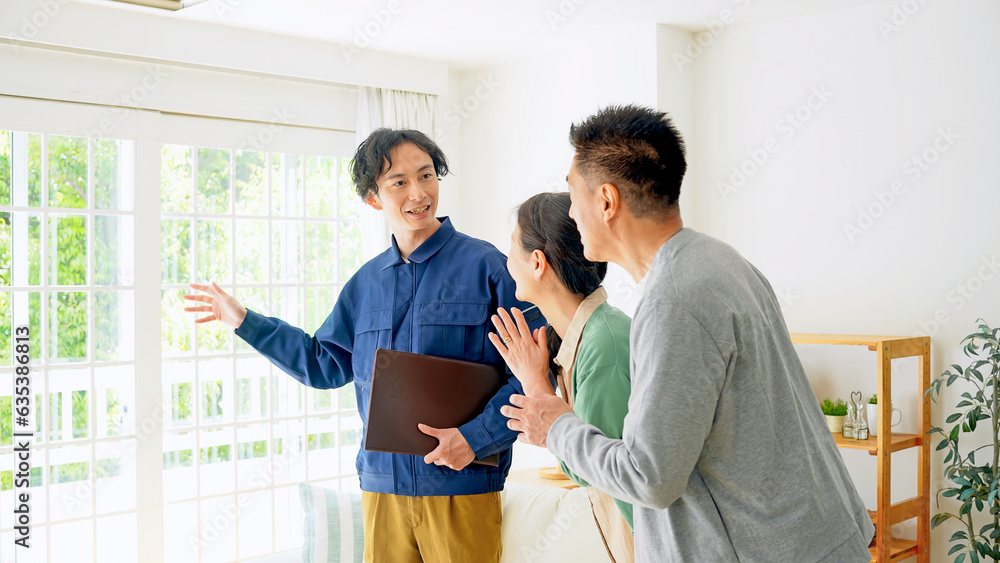 Obraz premium シニア夫婦に部屋を案内するスタッフ