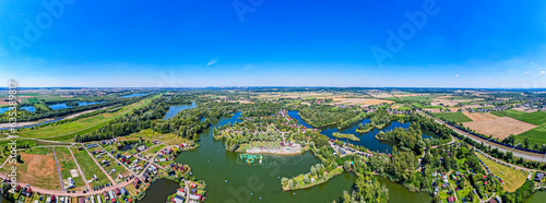 Ośrodek wypoczynkowy w Olzie na Śląsku w Polsce. Panorama z lotu ptaka w lecie. Jeziora powstałe po dawnych kopalniach żwiru i piasku.