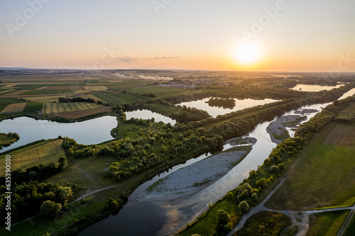 Dolina rzeki Odra. Zachód słońca nad Polderem Buków na Śląsku w Polsce, panorama z lotu ptaka latem.