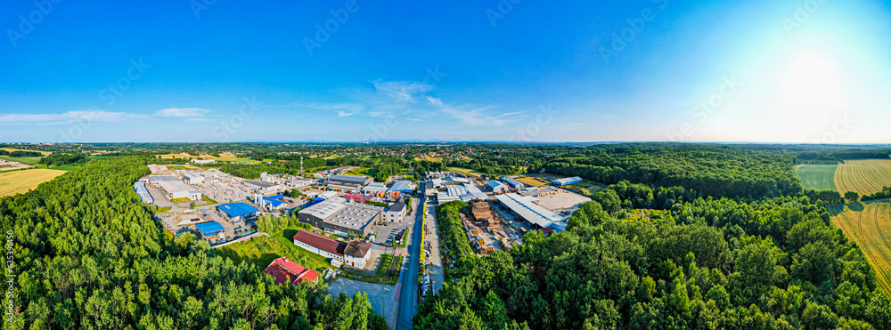 Tereny przemysłowe na wsi w Polsce na Śląsku, panorama z lotu ptaka