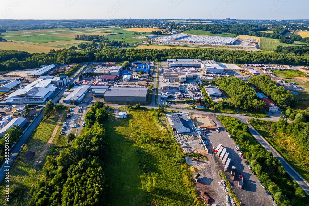 Tereny przemysłowe na wsi w Polsce na Śląsku, panorama z lotu ptaka