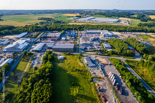 Obraz na płótnie Tereny przemysłowe na wsi w Polsce na Śląsku, panorama z lotu ptaka w salonie